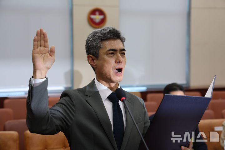[서울=뉴시스] 고범준 기자 = 강신철 국방부 장관 후보자가 16일 서울 여의도 국회 국방위원회에서 열린 인사청문회에서 선서하고 있다. 2026.09.16. bjko@newsis.com 