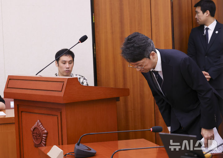[서울=뉴시스] 김근수 기자 = 홍지선 국토교통부 장관 후보자가 16일 오전 서울 여의도 국회에서 열린 제22대 제439회국회(정기회) 국토교통위원회 국무위원후보자(국토교통부장관 홍지선) 인사청문회에서 인사하고 있다. 2026.09.16. ks@newsis.com