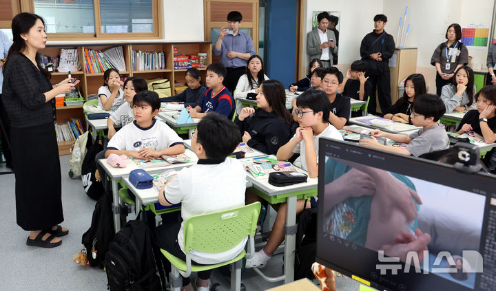 [서울=뉴시스] 박영태 기자 = 16일 오전 서울 송파구 잠신초등학교에서 ‘함께 만드는 안전’ 감염병의 원인 및 전파 경로 알아보기 수업이 진행되고 있다. 2026.09.16. since1999@newsis.com