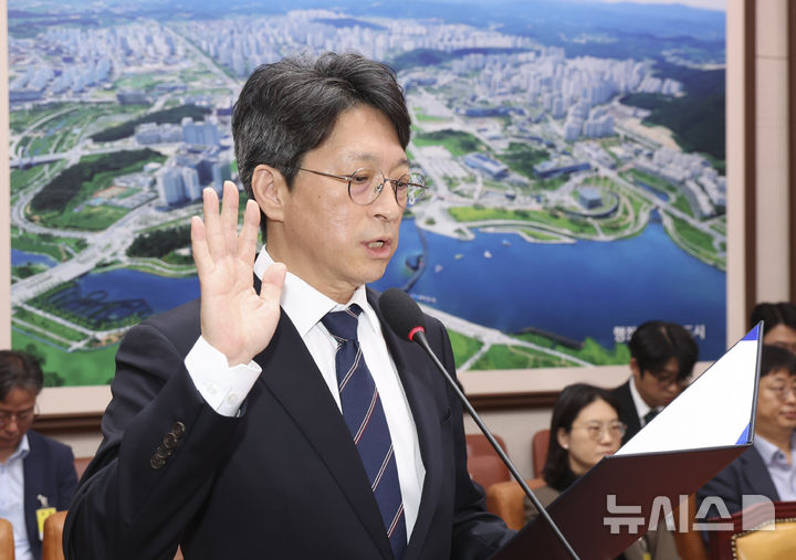 [서울=뉴시스] 김근수 기자 = 홍지선 국토교통부 장관 후보자가 16일 오전 서울 여의도 국회에서 열린 제22대 제439회국회(정기회) 국토교통위원회 국무위원후보자(국토교통부장관 홍지선) 인사청문회에서 선서를 하고 있다. 2026.09.16. ks@newsis.com