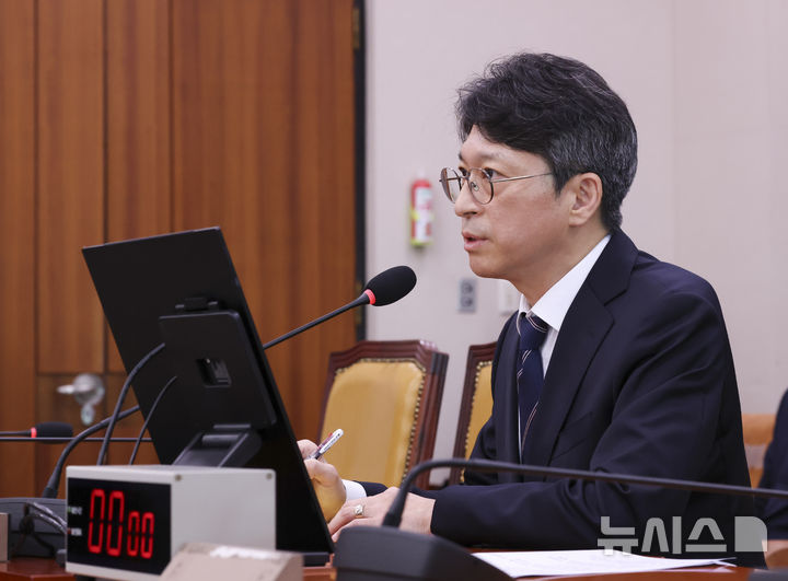 [서울=뉴시스] 김근수 기자 = 홍지선 국토교통부 장관 후보자가 16일 오전 서울 여의도 국회에서 열린 제22대 제439회국회(정기회) 국토교통위원회 국무위원후보자(국토교통부장관 홍지선) 인사청문회에서 질의에 답하고 있다. 2026.09.16. ks@newsis.com
