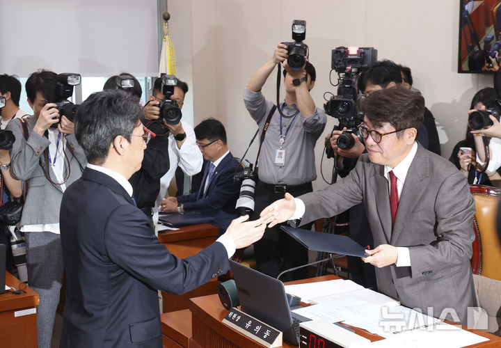 [서울=뉴시스] 김근수 기자 = 홍지선 국토교통부 장관 후보자가 16일 오전 서울 여의도 국회에서 열린 제22대 제439회국회(정기회) 국토교통위원회 국무위원후보자(국토교통부장관 홍지선) 인사청문회에서 유의동 국회 국토교통위원회 위원장에게 선서문을 전달하고 있다. 2026.09.16. ks@newsis.com