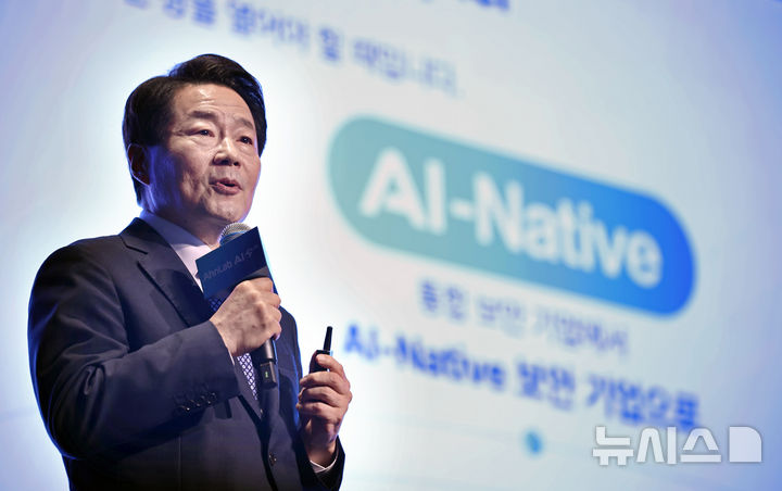 [서울=뉴시스] 김금보 기자 = 강석균 안랩 대표이사가 16일 오전 서울 강남구 웨스틴 서울 파르나스에서 열린 'AI 비전 선포' 기자간담회에서 안랩 AI 비전에 대해 설명하고 있다. 2026.09.16. kgb@newsis.com