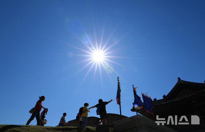 [수원=뉴시스] 22일 화요일은 전국이 대체로 맑은 가운데 일부 지역의 낮 최고기온이 30도까지 오르겠다.. 사진은 16일 맑은 날씨를 보이고 있는 경기 수원의 모습. 2026.09.16. photo@newsis.com