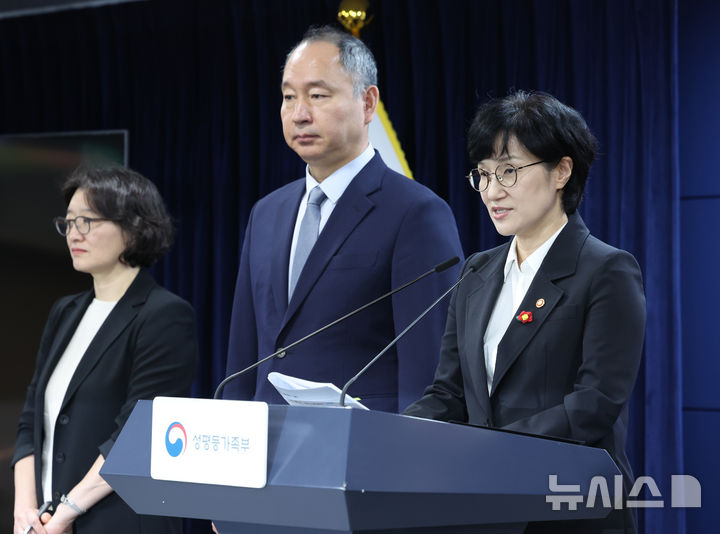 [서울=뉴시스] 조수정 기자 = 원민경 성평등가족부장관이 16일 오전 서울 종로구 정부서울청사에서 인공임신중지 약물 도입 방안을 발표하고 있다. 2026.09.16. chocrystal@newsis.com