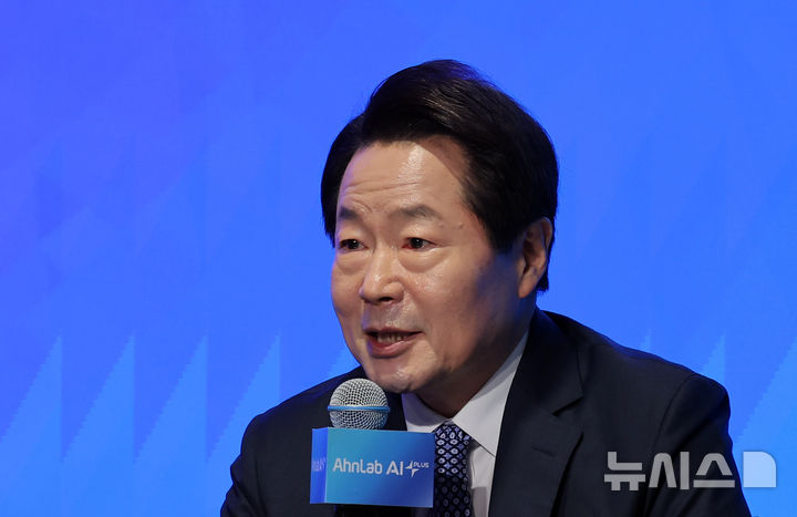 [서울=뉴시스] 김금보 기자 = 강석균 안랩 대표이사가 16일 오전 서울 강남구 웨스틴 서울 파르나스에서 열린 'AI 비전 선포' 기자간담회에서 취재진 질문에 답변하고 있다. 2026.09.16. kgb@newsis.com