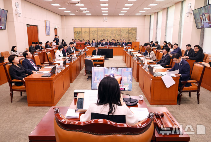 [서울=뉴시스] 최진석 기자 = 이재정 국회 문체위원장이 지난 16일 여의도 국회에서 제439회국회(정기회) 문화체육관광위원회 제2차 전체회의를 주재하고 있다. 2026.09.16. myjs@newsis.com
