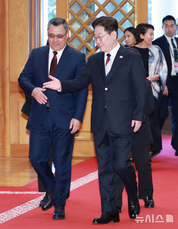 [서울=뉴시스] 김진아 기자= 이재명 대통령이 16일 청와대에서 공식 방한한 사디르 자파로프 키르기스스탄 대통령을 영접하고 있다. 2026.09.16. bluesoda@newsis.com