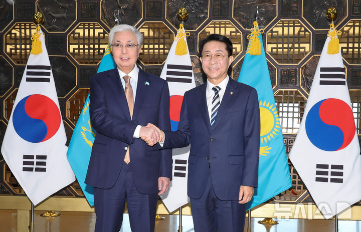 [서울=뉴시스] 최진석 기자 = 조정식(오른쪽) 국회의장이 16일 여의도 국회에서 카심 조마르트 토카예프 카자흐스탄 대통령과 면담에 앞서 기념촬영하고 있다. 2026.09.16. myjs@newsis.com