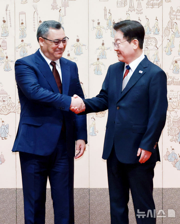 [서울=뉴시스] 김진아 기자= 이재명 대통령이 16일 청와대에서 공식 방문한 사디르 자파로프 키르기스스탄 대통령이 기념촬영을 하고 있다. 2026.09.16. bluesoda@newsis.com