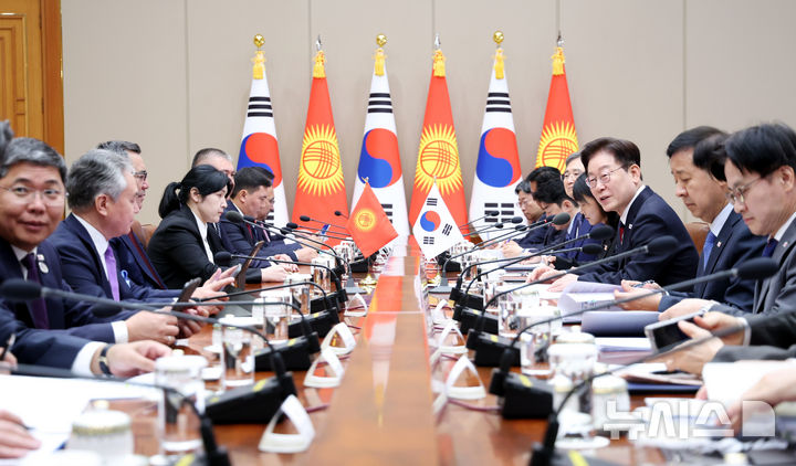 [서울=뉴시스] 김진아 기자= 이재명 대통령이 16일 청와대에서 사디르 자파로프 키르기스스탄 대통령과의 정상회담에서 발언하고 있다. 2026.09.16. bluesoda@newsis.com