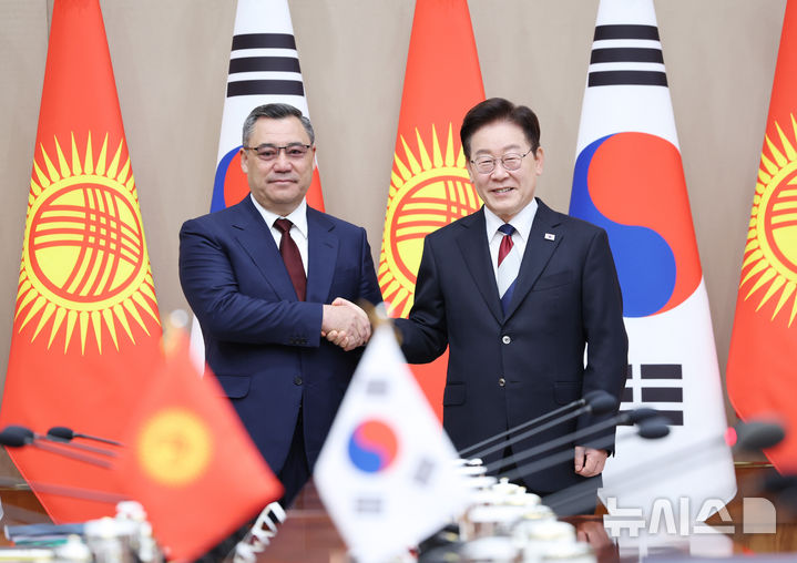 [서울=뉴시스] 김진아 기자= 이재명 대통령과 사디르 자파로프 키르기스스탄 대통령이 16일 청와대에서 정상회담에 앞서 기념촬영을 하고 있다. 2026.09.16. bluesoda@newsis.com
