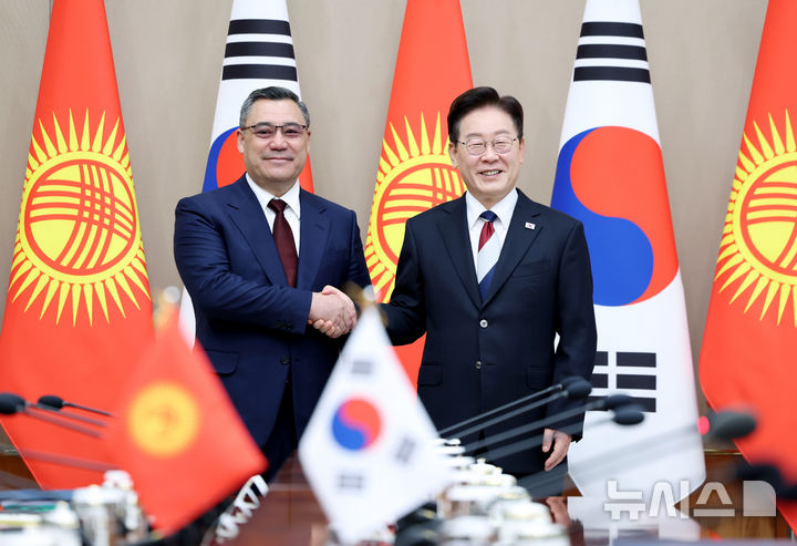 [서울=뉴시스] 김진아 기자= 이재명 대통령과 사디르 자파로프 키르기스스탄 대통령이 16일 청와대에서 정상회담에 앞서 기념촬영을 하고 있다. 2026.09.16. bluesoda@newsis.com