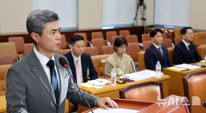 [서울=뉴시스] 고범준 기자 = 강신철 국방부 장관 후보자가 16일 서울 여의도 국회 국방위원회에서 열린 인사청문회에서 모두발언을 하고 있다. 2026.09.16. bjko@newsis.com