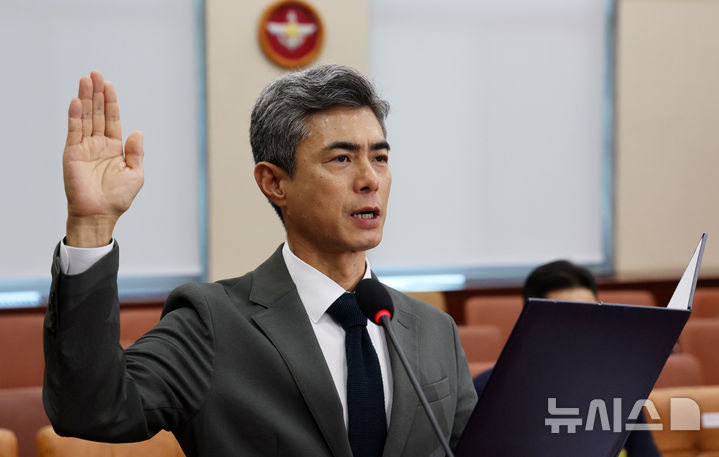[서울=뉴시스] 고범준 기자 = 강신철 국방부 장관 후보자가 16일 서울 여의도 국회 국방위원회에서 열린 인사청문회에서 선서하고 있다. 2026.09.16. bjko@newsis.com