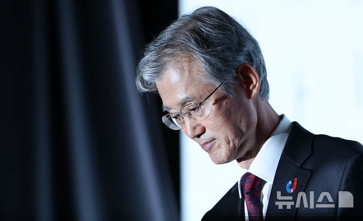 [서울=뉴시스] 이영환 기자 = 조희대 대법원장이 지난 16일 오전 서울 용산구 그랜드 하얏트 서울 그랜드볼룸에서 열린 제1회 세종법률문화상 시상식에 참석해 축사를 마친 후 자리로 향하고 있다. 2026.09.21. 20hwan@newsis.com