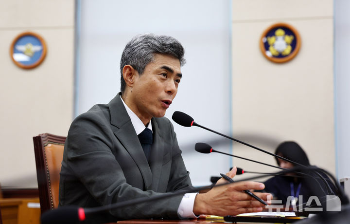 [서울=뉴시스] 고범준 기자 = 강신철 국방부 장관 후보자가 16일 서울 여의도 국회 국방위원회에서 열린 인사청문회에서 의원 질의에 답변하고 있다. 2026.09.16. bjko@newsis.com