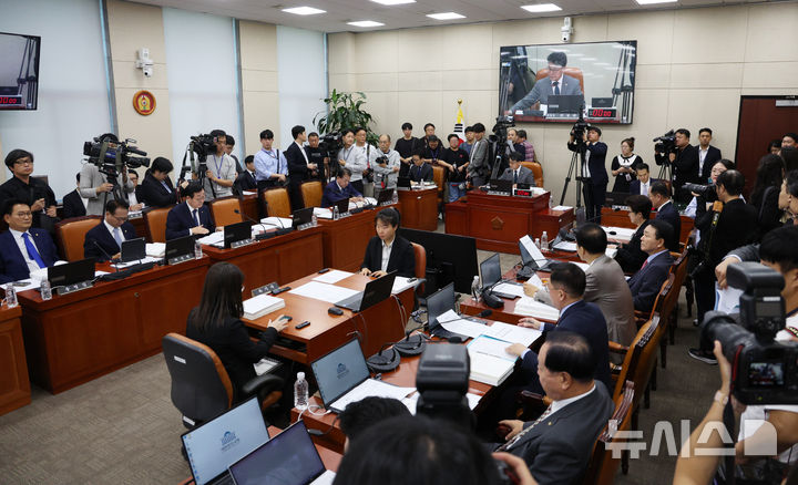 [서울=뉴시스] 고범준 기자 = 진성준 국회 국방위원회 위원장이 16일 서울 여의도 국회에서 열린 국방위원회 전체회의에서 의사봉을 두드리고 있다. 2026.09.16. bjko@newsis.com