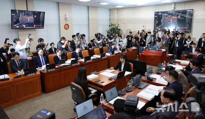 [서울=뉴시스] 고범준 기자 = 진성준 국회 국방위원회 위원장이 16일 서울 여의도 국회에서 열린 국방위원회 전체회의에서 의사봉을 두드리고 있다. 2026.09.16. bjko@newsis.com