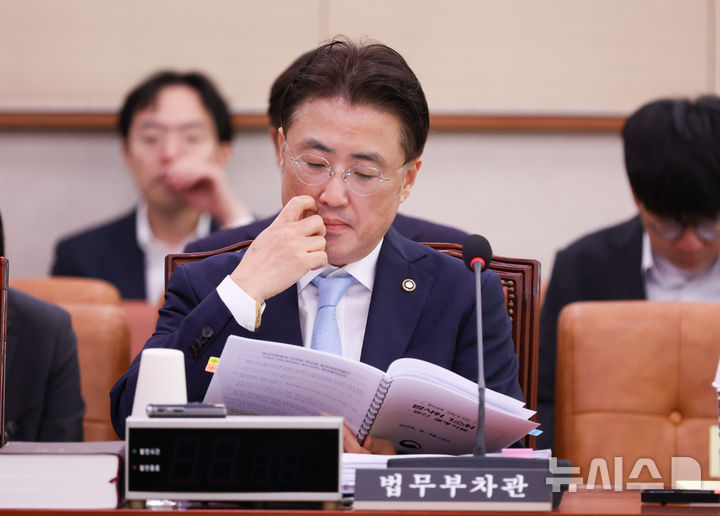 [서울=뉴시스] 김근수 기자 = 이진수 법무부 장관 직무대행 겸 차관이 16일 오전 서울 여의도 국회에서 열린 법제사법위원회 법안심사제1소위원회에 참석해 자료를 살펴보고 있다. 2026.09.16. ks@newsis.com
