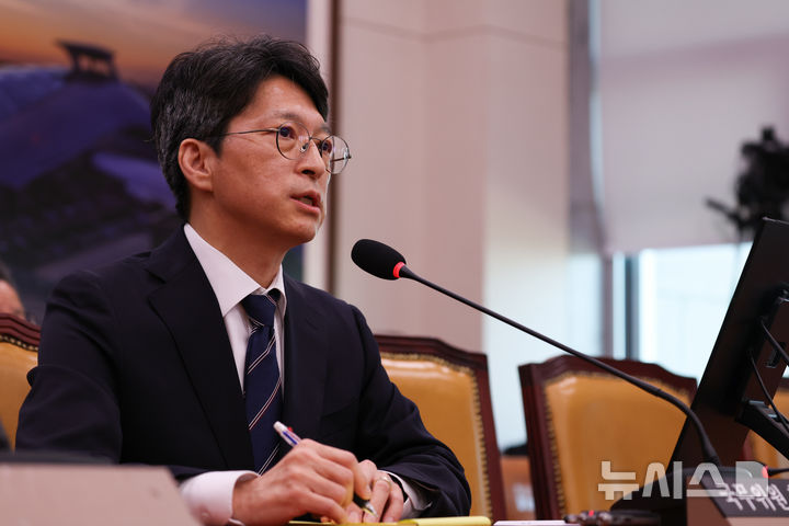[서울=뉴시스] 김근수 기자 = 홍지선 국토교통부 장관 후보자가 16일 오전 서울 여의도 국회에서 열린 제22대 제439회국회(정기회) 국토교통위원회 국무위원후보자(국토교통부장관 홍지선) 인사청문회에서 질의에 답하고 있다. 2026.09.16. ks@newsis.com