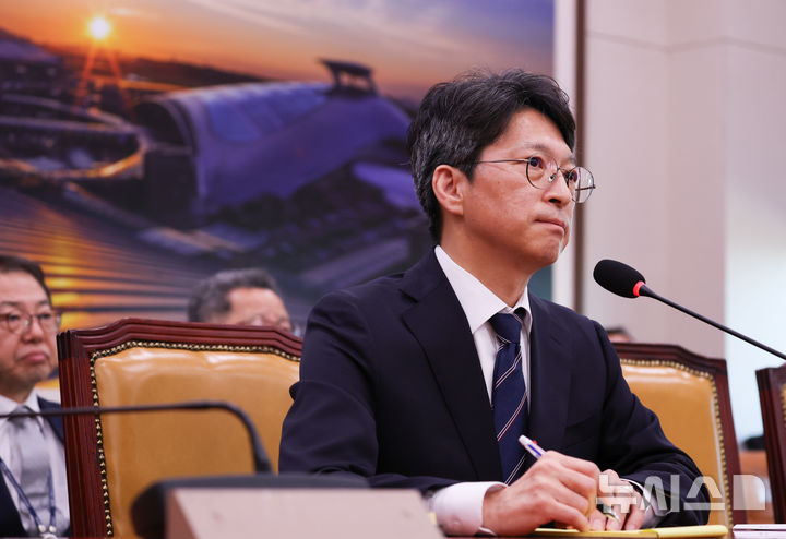 [서울=뉴시스] 김근수 기자 = 홍지선 국토교통부 장관 후보자가 16일 오전 서울 여의도 국회에서 열린 제22대 제439회국회(정기회) 국토교통위원회 국무위원후보자(국토교통부장관 홍지선) 인사청문회에서 질의에 답하고 있다.&nbsp; 2026.09.16. ks@newsis.com