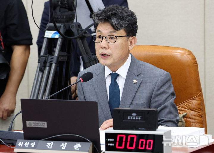 [서울=뉴시스] 고범준 기자 = 진성준 국회 국방위원회 위원장이 16일 서울 여의도 국회 국방위원회에서 열린 인사청문회에서 발언하고 있다. 2026.09.16. bjko@newsis.com