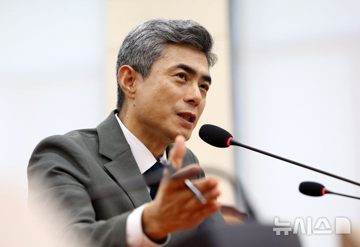 [서울=뉴시스] 고범준 기자 = 강신철 국방부 장관 후보자가 16일 서울 여의도 국회 국방위원회에서 열린 인사청문회에서 의원 질의에 답변하고 있다. 2026.09.16. bjko@newsis.com