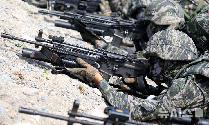 [포항=뉴시스] 이무열 기자 = 16일 경북 포항시 북구 조사리간이해변에서 열린 ‘2026년 사단급 합동상륙훈련 결정적 행동’에서 해병대원들이 사주경계를 하고 있다. 2026.09.16. lmy@newsis.com
