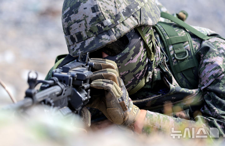 [포항=뉴시스] 이무열 기자 = 16일 경북 포항시 북구 조사리간이해변에서 열린 ‘2026년 사단급 합동상륙훈련 결정적 행동’에서 해병대원들이 사주경계를 하고 있다. 2026.09.16. lmy@newsis.com