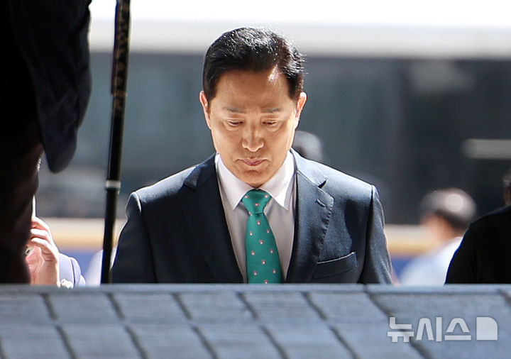 [서울=뉴시스] 김명년 기자 = 여론조사비 대납 의혹을 받는 오세훈 서울시장이 16일 오후 서울 서초구 서울고등법원에서 열린 항소심 5차 공판에 출석하고 있다. 2026.09.16. kmn@newsis.com