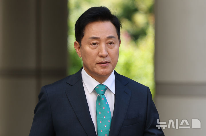 [서울=뉴시스] 김명년 기자 = 여론조사비 대납 의혹을 받는 오세훈 서울시장이 16일 오후 서울 서초구 서울고등법원에서 열린 항소심 5차 공판에 출석하고 있다. 2026.09.16. kmn@newsis.com