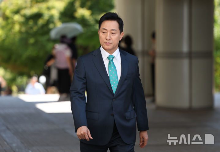 [서울=뉴시스] 김명년 기자 = 여론조사비 대납 의혹을 받는 오세훈 서울시장이 16일 오후 서울 서초구 서울고등법원에서 열린 항소심 5차 공판에 출석하고 있다. 2026.09.16. kmn@newsis.com