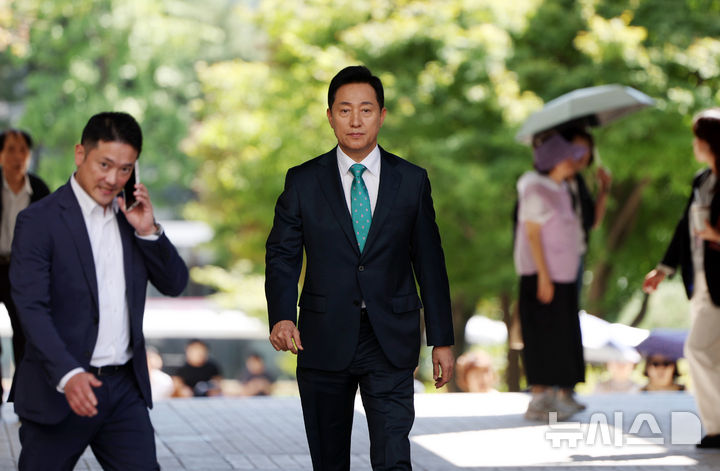 [서울=뉴시스] 김명년 기자 = 여론조사비 대납 의혹을 받는 오세훈 서울시장이 16일 오후 서울 서초구 서울고등법원에서 열린 항소심 5차 공판에 출석하고 있다. 2026.09.16. kmn@newsis.com
