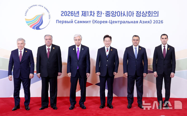 [서울=뉴시스] 조성봉 기자= 이재명 대통령이 16일 서울의 한 호텔에서 열린 2026년 제1차 한-중앙아시아 정상회의에서 각국 정상들과 기념 촬영을 하고 있다.   왼쪽부터 샤브카트 미르지요예프 우즈베키스탄 대통령, 에모말리 라흐몬 타지키스탄 대통령, 카심-조마르트 토카예프 카자흐스탄 대통령, 이 대통령, 사디르 자파로프 키르기스스탄 대통령, 세르다르 베르디무하메도프 투르크메니스탄 대통령. 2026.09.16. suncho21@newsis.com