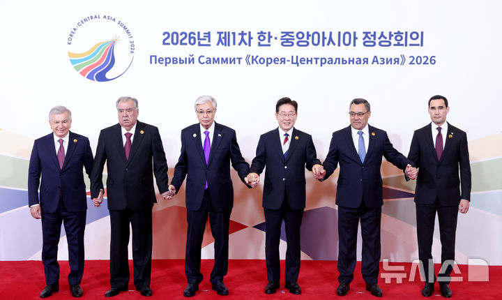 [서울=뉴시스] 조성봉 기자= 이재명 대통령이 16일 서울의 한 호텔에서 열린 2026년 제1차 한-중앙아시아 정상회의에서 각국 정상들과 기념 촬영을 하고 있다.&nbsp; 왼쪽부터 샤브카트 미르지요예프 우즈베키스탄 대통령, 에모말리 라흐몬 타지키스탄 대통령, 카심-조마르트 토카예프 카자흐스탄 대통령, 이 대통령, 사디르 자파로프 키르기스스탄 대통령, 세르다르 베르디무하메도프 투르크메니스탄 대통령. 2026.09.16. suncho21@newsis.com