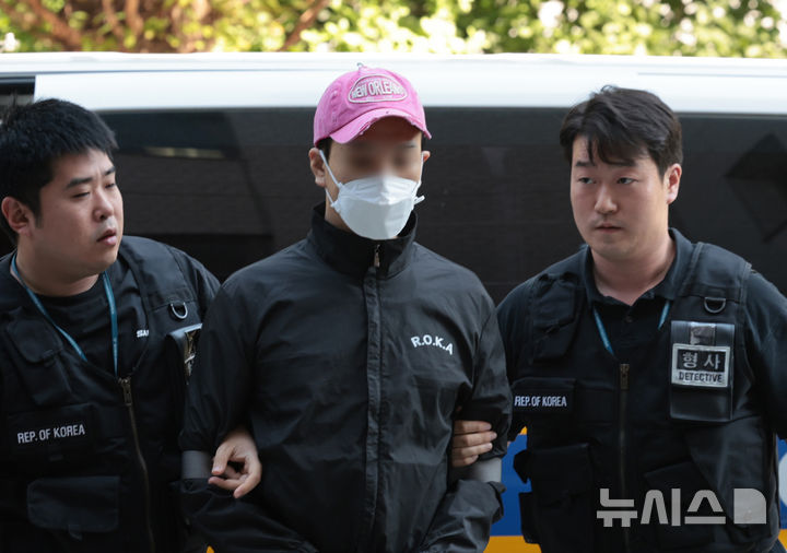 [인천=뉴시스] 전진환 기자 = 시가 5억원 상당의 금품 173점을 훔치고 달아났다 긴급체포된&nbsp; 20대 남성 A씨가 16일 구속 전 피의자 심문(영장실질심사)를 받기 위해 인천 미추홀구 인천지방법원에 도착해 있다. A씨는 지난 14일 오전 2시쯤 인천의 대형마트 귀금속 매장에서 업주 추산 5억원 상당의 14K·18K 금팔찌 173점을 훔친 뒤 도주한 혐의를 받고 있다. 2026.09.16. amin2@newsis.com