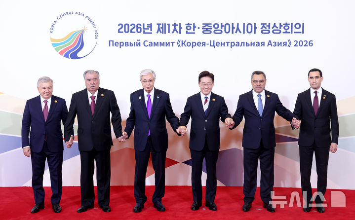 [서울=뉴시스] 조성봉 기자= 이재명 대통령이 16일 서울의 한 호텔에서 열린 2026년 제1차 한-중앙아시아 정상회의에서 각국 정상들과 기념 촬영을 하고 있다. 왼쪽부터 샤브카트 미르지요예프 우즈베키스탄 대통령, 에모말리 라흐몬 타지키스탄 대통령, 카심-조마르트 토카예프 카자흐스탄 대통령, 이 대통령, 사디르 자파로프 키르기스스탄 대통령, 세르다르 베르디무하메도프 투르크메니스탄 대통령. 2026.09.16. suncho21@newsis.com
