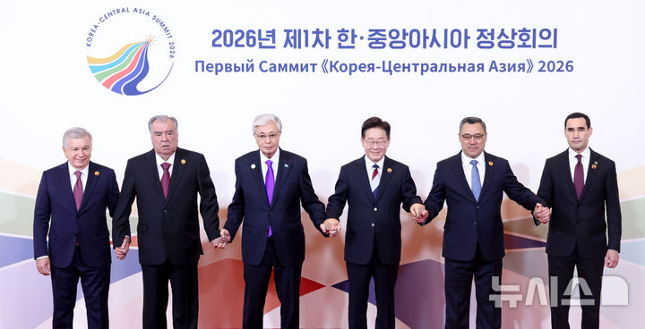 [서울=뉴시스] 조성봉 기자= 이재명 대통령이 16일 서울의 한 호텔에서 열린 2026년 제1차 한-중앙아시아 정상회의에서 각국 정상들과 기념 촬영을 하고 있다.&nbsp; 왼쪽부터 샤브카트 미르지요예프 우즈베키스탄 대통령, 에모말리 라흐몬 타지키스탄 대통령, 카심-조마르트 토카예프 카자흐스탄 대통령, 이 대통령, 사디르 자파로프 키르기스스탄 대통령, 세르다르 베르디무하메도프 투르크메니스탄 대통령. 2026.09.16. suncho21@newsis.com