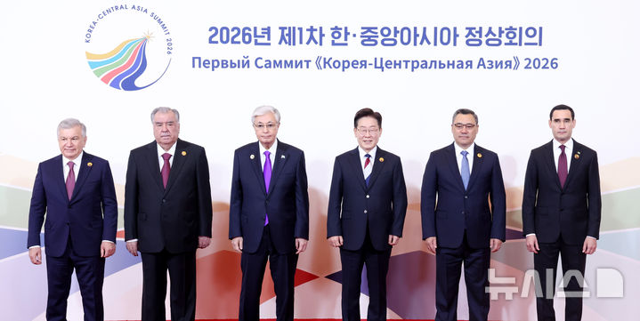 [서울=뉴시스] 조성봉 기자= 이재명 대통령이 16일 서울의 한 호텔에서 열린 2026년 제1차 한-중앙아시아 정상회의에서 각국 정상들과 기념 촬영을 하고 있다. 왼쪽부터 샤브카트 미르지요예프 우즈베키스탄 대통령, 에모말리 라흐몬 타지키스탄 대통령, 카심-조마르트 토카예프 카자흐스탄 대통령, 이 대통령, 사디르 자파로프 키르기스스탄 대통령, 세르다르 베르디무하메도프 투르크메니스탄 대통령. 2026.09.16. suncho21@newsis.com