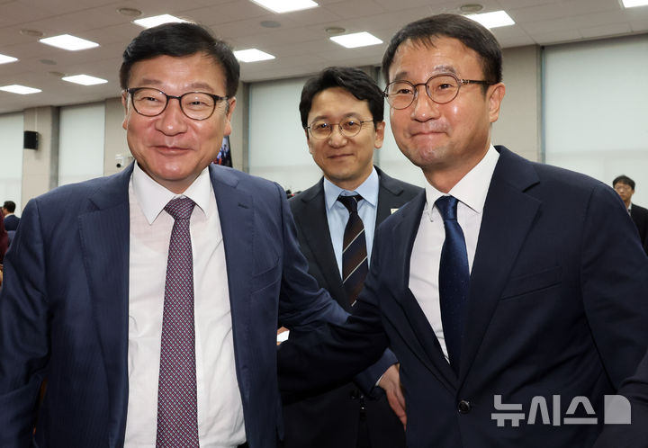 [서울=뉴시스] 최진석 기자 = 한병도(오른쪽) 더불어민주당, 정점식 국민의힘 원내대표가 16일 여의도 국회에서 열린 제439회국회(정기회) 국회운영위회 전체회의를 마친 뒤 이동하고 있다. 2026.09.16. myjs@newsis.com