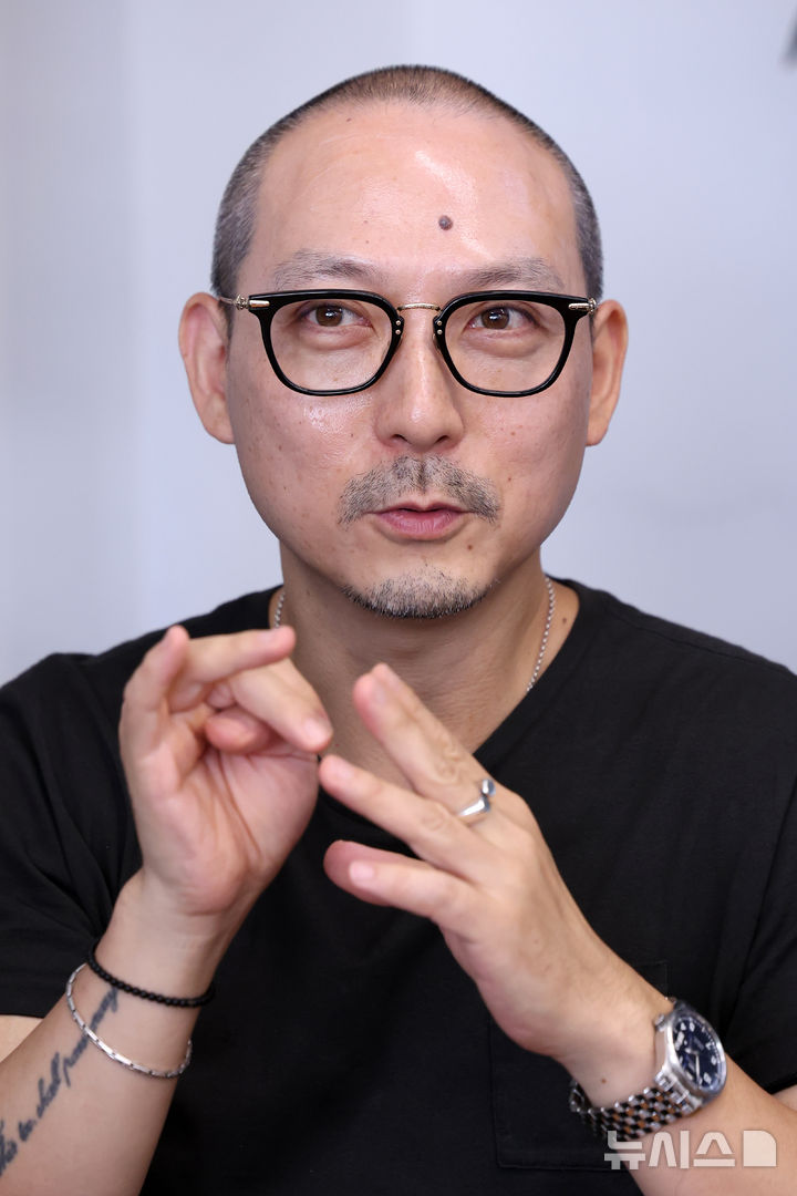 [서울=뉴시스] 박진희 기자 = 2026 가을 궁중문화축전 창덕궁 공예 전시 '조선 공간 미학: 백(白)의 질서' 전시감독 백종환이 16일 서울 마포구 사무실에서 인터뷰 하고 있다. 2026.09.16. pak7130@newsis.com