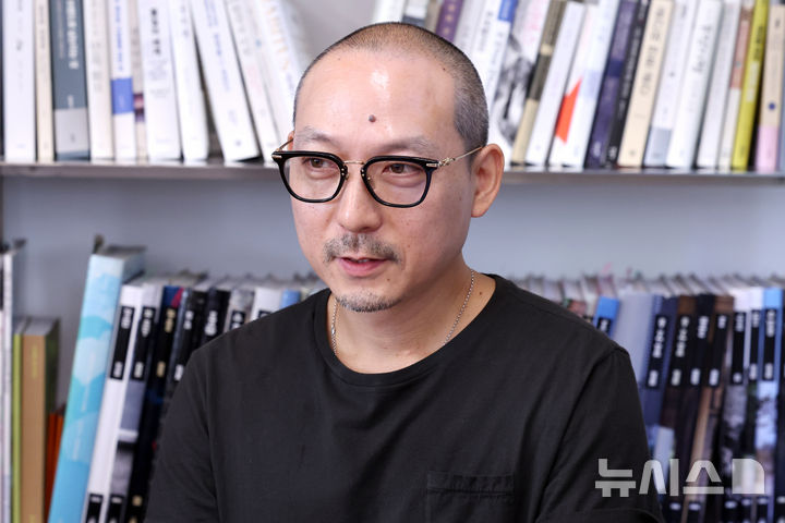 [서울=뉴시스] 박진희 기자 = 2026 가을 궁중문화축전 창덕궁 공예 전시 '조선 공간 미학: 백(白)의 질서' 전시감독 백종환이 16일 서울 마포구 사무실에서 인터뷰 하고 있다. 2026.09.16. pak7130@newsis.com