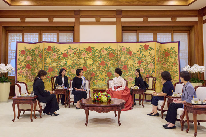 [서울=뉴시스] 김진아 = 김혜경 여사가 16일 청와대에서 사디르 자파로프 키르기스스탄 대통령과 함께 한국을 공식 방문 중인 자파로바 여사와 환담을 나누고 있다. (사진=청와대 제공) 2026.09.16. photo@newsis.com *재판매 및 DB 금지
