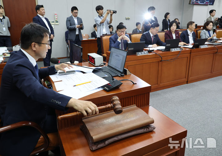 [서울=뉴시스] 최진석 기자 = 한병도 국회 운영위원장이 16일 여의도 국회에서 열린 제439회국회(정기회) 국회운영위회 전체회의를 주재하고 있다. 2026.09.16. myjs@newsis.com