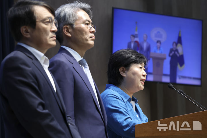 [서울=뉴시스] 김근수 기자 = 서영교(오른쪽) 국회 법제사법위원회 위원장이 16일 오후 서울 여의도 국회 소통관에서 김승원 법무장관 후보자 관련 기자회견을 하고 있다. 2026.09.16. ks@newsis.com