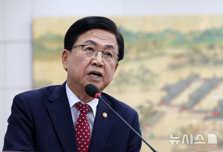 [서울=뉴시스] 고범준 기자 = 최교진 교육부 장관이 16일 서울 여의도 국회에서 열린 교육위원회 전체회의에서 대입 원서접수시스템 장애 관련 현황 및 조치 방안에 대해 발언하고 있다. 2026.09.16. bjko@newsis.com