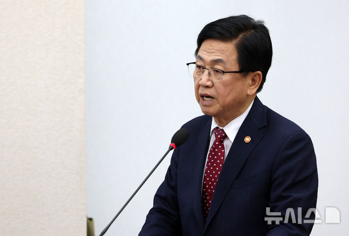 [서울=뉴시스] 고범준 기자 = 최교진 교육부 장관이 16일 서울 여의도 국회에서 열린 교육위원회 전체회의에서 대입 원서접수시스템 장애 관련 현황 및 조치 방안에 대해 발언하고 있다. 2026.09.16. bjko@newsis.com
