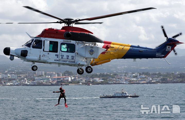 [제주=뉴시스] 우장호 기자 = 16일 오후 제주시 조천포구 인근 해상에서 항공기 해상 불시착 사고를 가정한 '수난대비기본훈련'이 진행되고 있다. 이번 훈련은 제주지방해양경찰청을 비롯해 ASAC(항공수색구조지원센터) 협력관?제주지방항공청?한국공항공사?민간항공사?국립중앙의료원?동부소방서?한라병원?해군?해양환경공단 등 12개의 관계기관·단체가 참여했다. 2026.09.16. woo1223@newsis.com