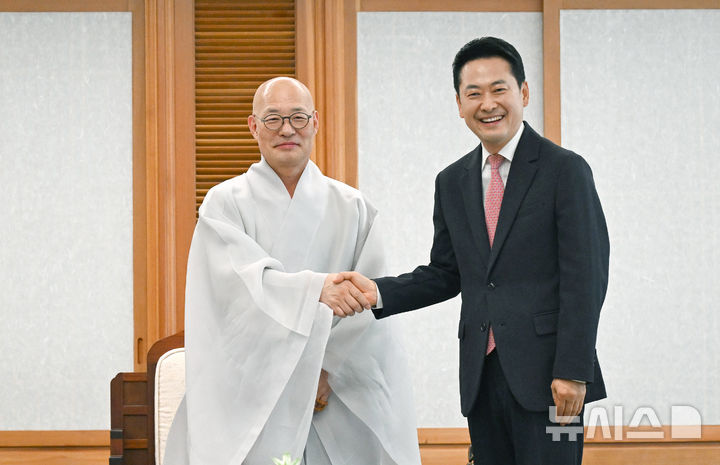 [서울=뉴시스] 국회사진기자단 = 장동혁 국민의힘 대표가 16일 오후 서울 종로구 한국불교역사문화기념관에서 대한불교 조계종 총무원장 진우스님과 악수를 하고 있다. 2026.09.16. photo@newsis.com